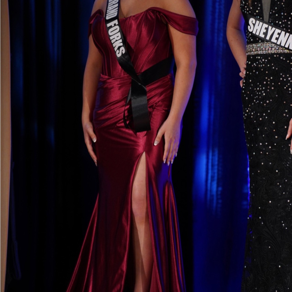 Sherri Hill spring 2023 Burgundy Gown